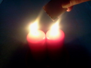 quemar el papel con el fuego de las dos velas